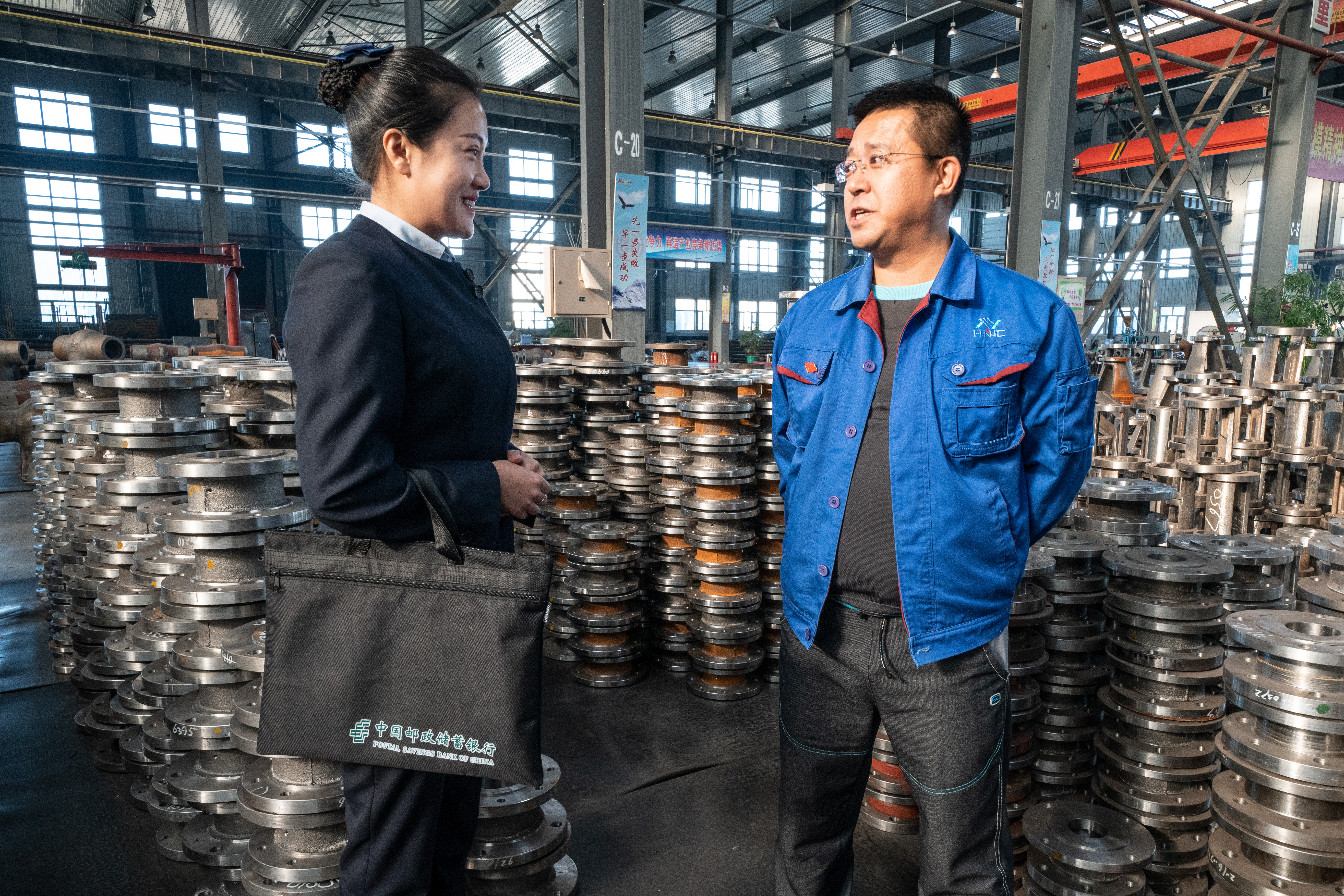 邮储银行小企业金融信贷客户经理走访企业，实地对接企业资金需求。 (2).jpg